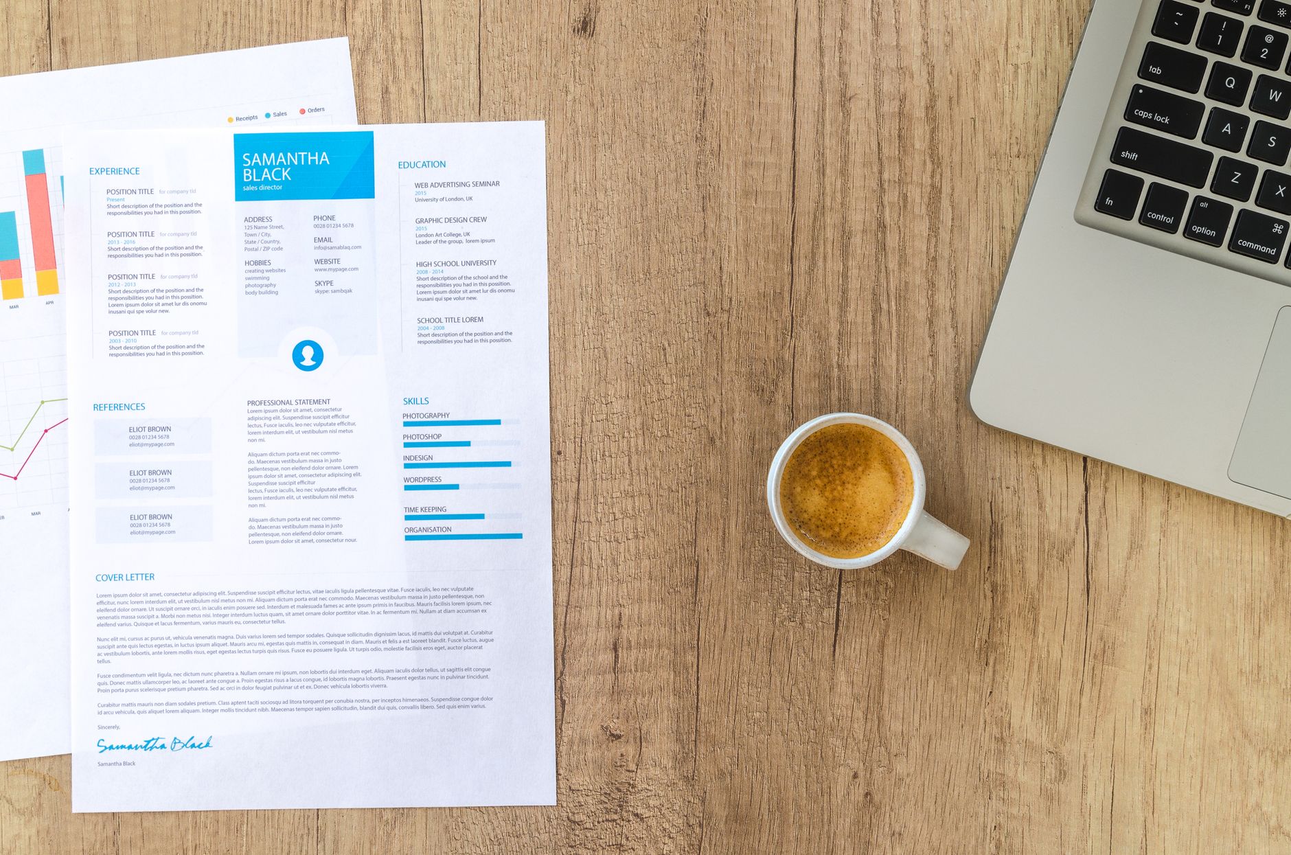 Un CV sur une table en bois, accompagné d'une tasse de café, un ordinateur portable et des graphiques en arrière-plan.